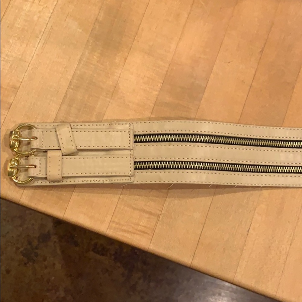 Nude zipper belt